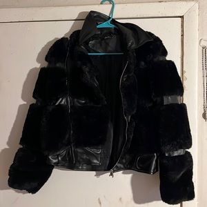 It is new, I did not use it because I did not close the zipper🐷